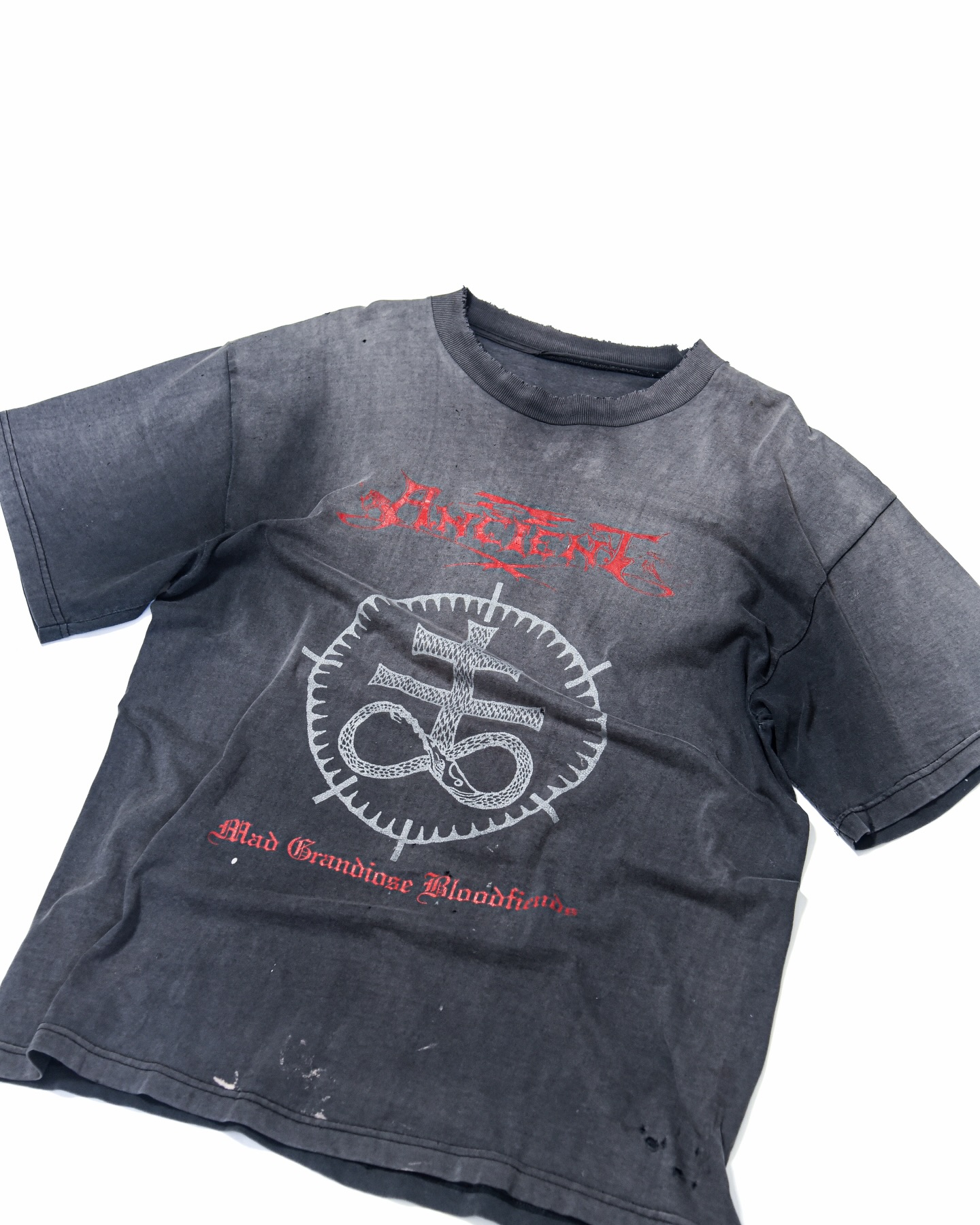 Vintage & distressed graphics · 4